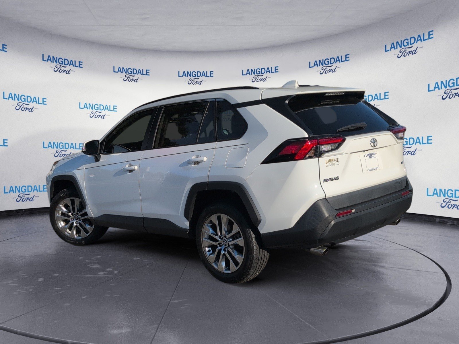 Used 2020 Toyota RAV4 XLE Premium FWD image 9