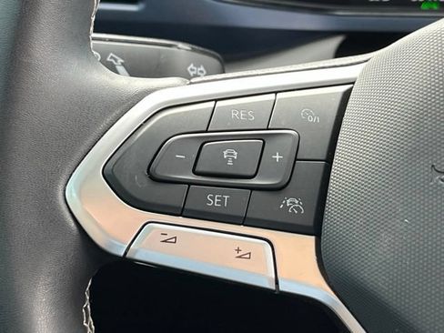 Used 2023 Volkswagen Taos SE w/ Panoramic Sunroof Package FWD image 15