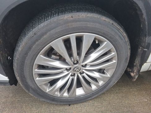 Used 2022 Toyota Highlander Platinum image 4