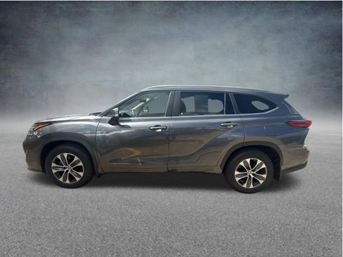 Used 2023 Toyota Highlander XLE FWD image 6