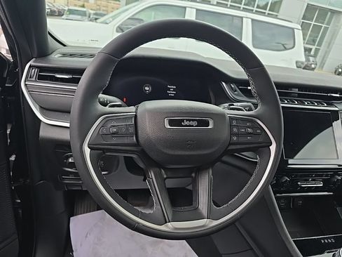 Used 2023 Jeep Grand Cherokee Altitude AWD/4WD image 18