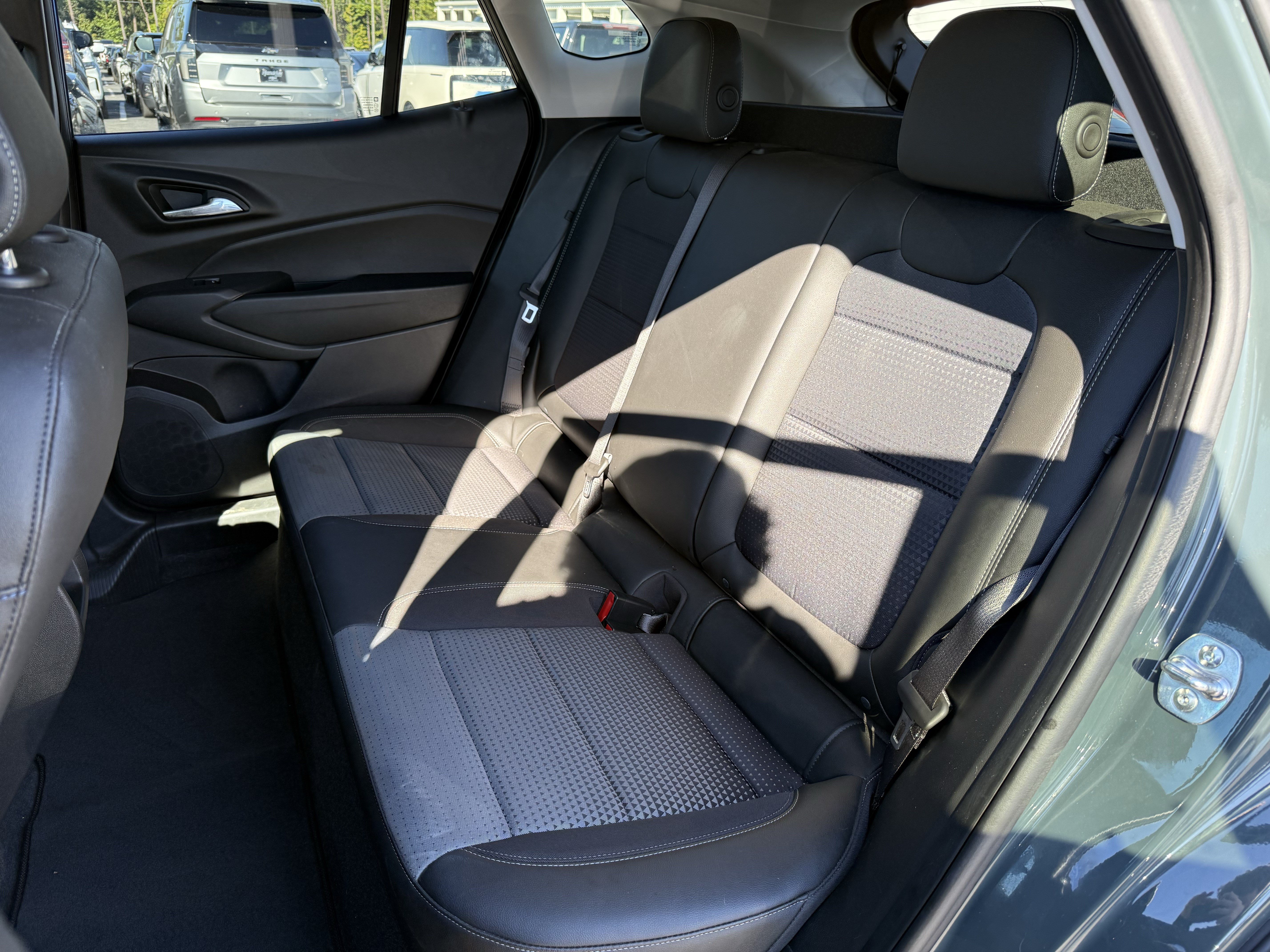 Used 2025 Chevrolet Trax LT w/ LT Convenience Package FWD image 32