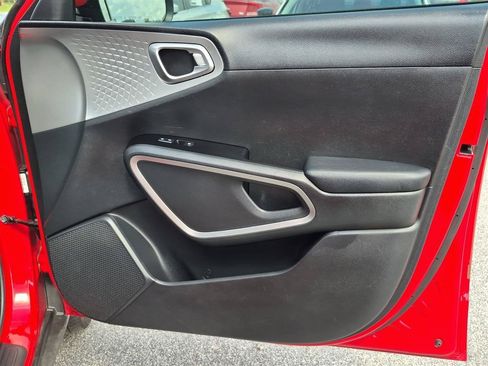 Used 2023 Kia Soul LX w/ LX Technology Package FWD image 31