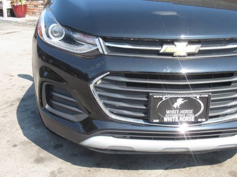 Used 2020 Chevrolet Trax LT w/ Sun & Sound Package AWD/4WD image 3