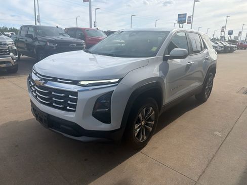 Used 2025 Chevrolet Equinox LT FWD image 2