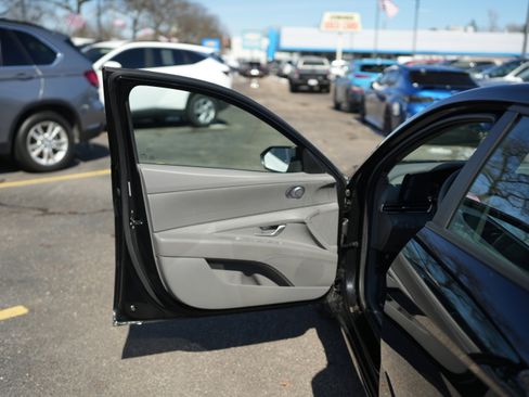 Used 2023 Hyundai Elantra SEL image 25