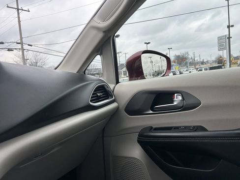 Used 2021 Chrysler Pacifica Touring-L image 25