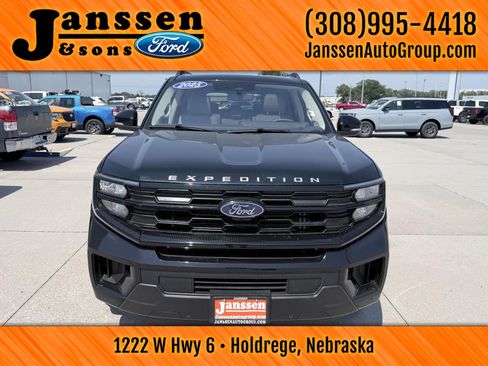 Used 2025 Ford Expedition Max Active AWD/4WD image 3