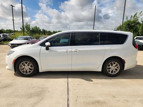 Used 2023 Chrysler Voyager LX FWD image 6