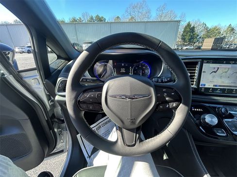 New 2026 Chrysler Pacifica Limited image 23