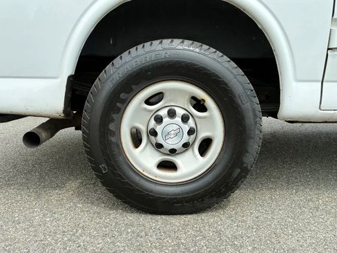 Used 2019 Chevrolet Express 2500 w/ Driver Convenience Package image 25