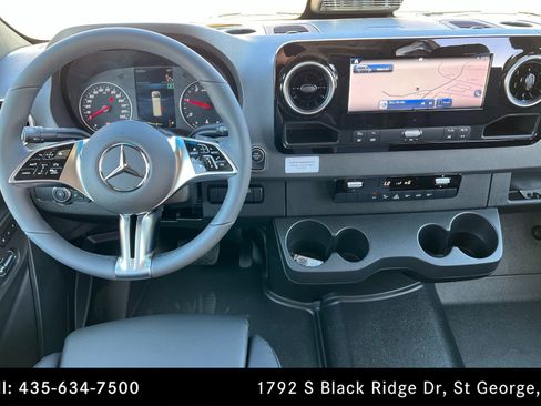 Used 2025 Mercedes-Benz Sprinter 2500 image 12