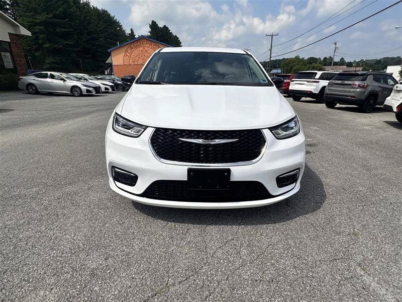 Used 2024 Chrysler Pacifica Touring-L FWD image 2
