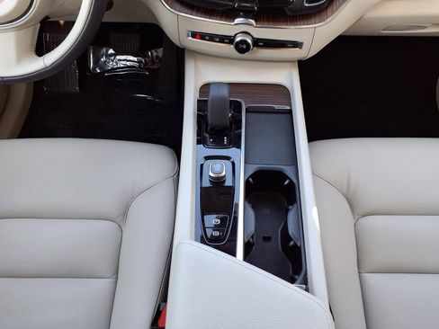 Certified 2022 Volvo XC60 B5 Momentum AWD/4WD image 19