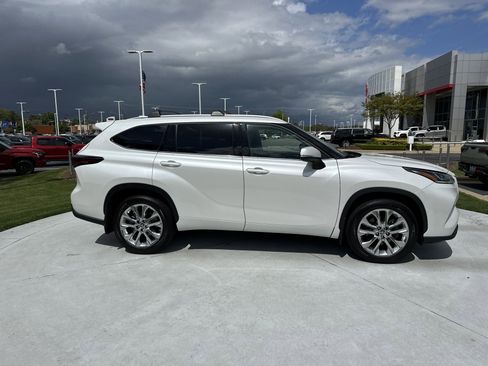 Used 2024 Toyota Highlander Limited image 11