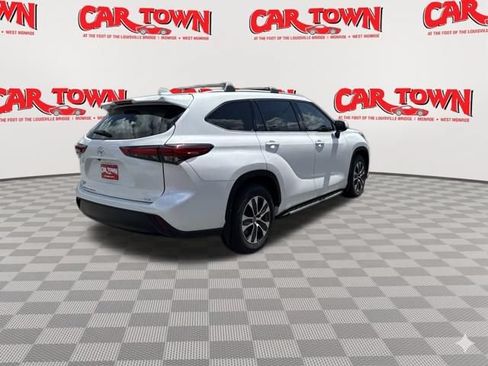 Used 2022 Toyota Highlander XLE FWD image 3