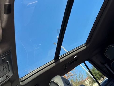 Used 2023 GMC Yukon SLT w/ SLT Premium Package image 30