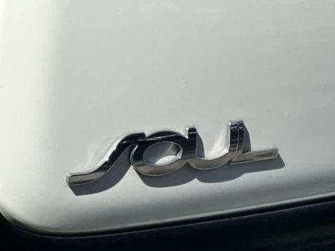 Used 2016 Kia Soul + FWD image 17