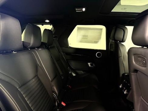 Used 2025 Land Rover Discovery S image 32