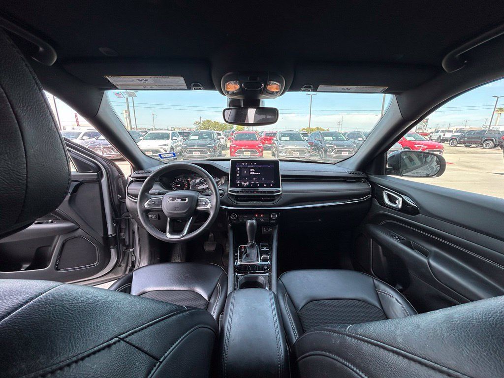 Used 2023 Jeep Compass Latitude AWD/4WD image 9