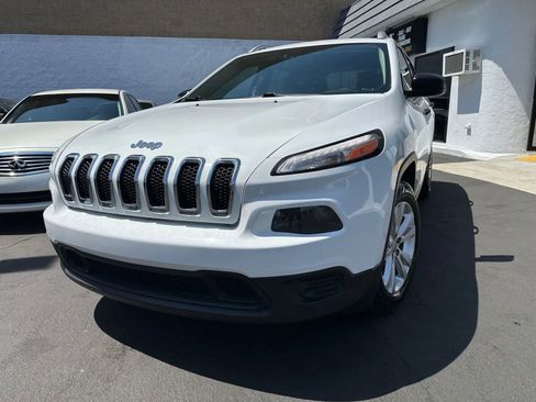 Used 2015 Jeep Cherokee Sport image 3
