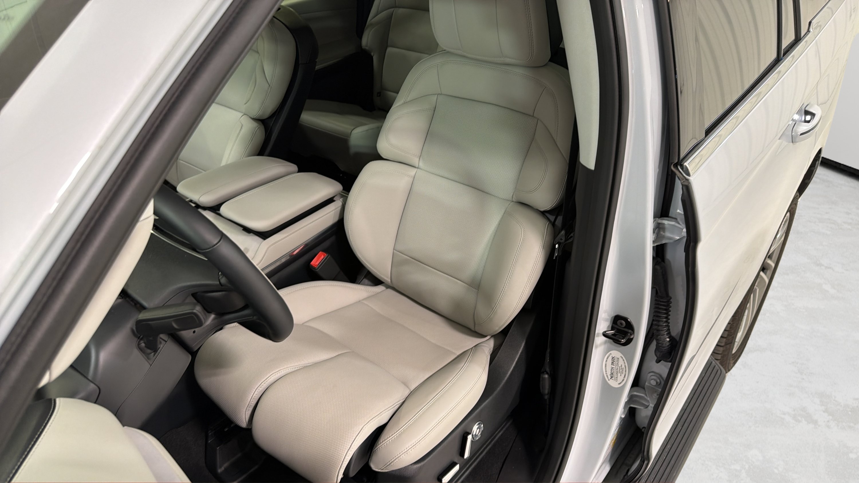Used 2026 Lincoln Navigator Premiere AWD/4WD image 9