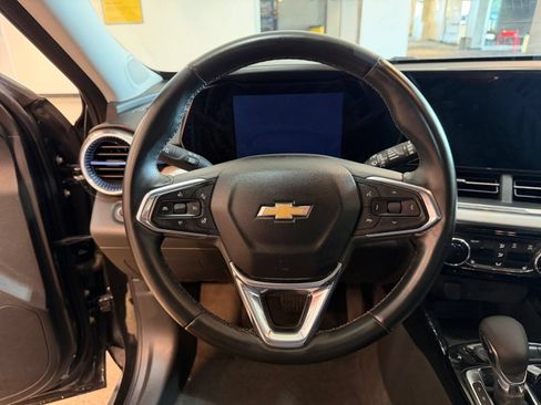 Used 2025 Chevrolet Trax LT w/ LT Convenience Package FWD image 27