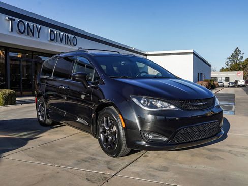 Used 2019 Chrysler Pacifica Touring-L w/ S Appearance Package image 2