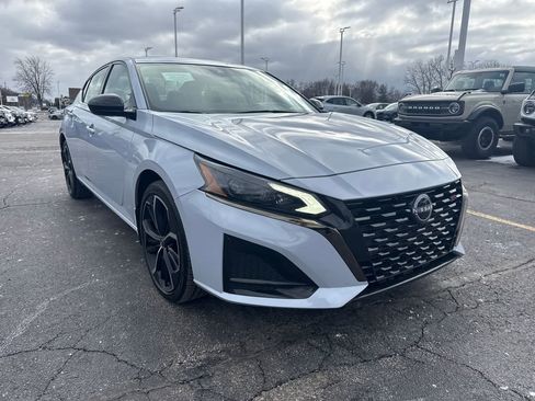 Used 2023 Nissan Altima 2.5 SR w/ SR Premium Package image 4