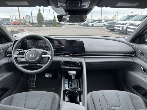 Used 2025 Hyundai Elantra SEL image 2