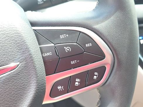 Used 2023 Chrysler Pacifica Touring-L FWD image 19