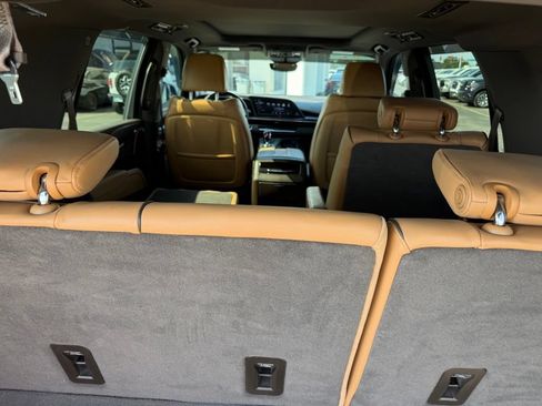 Used 2024 Cadillac Escalade Premium Luxury AWD/4WD image 17