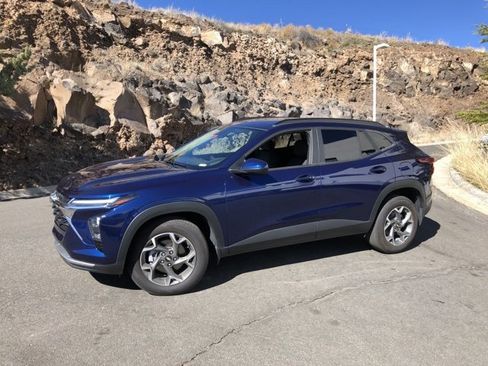 Used 2024 Chevrolet Trax LT w/ Driver Confidence Package image 1