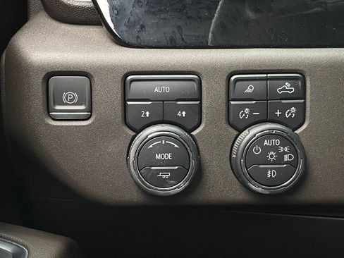 Used 2023 Chevrolet Silverado 1500 LTZ AWD/4WD image 13