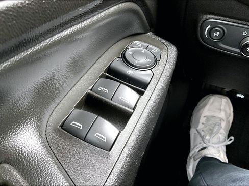 Used 2021 Chevrolet Equinox LT image 34