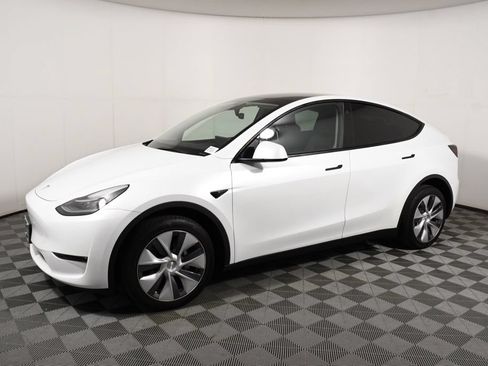 Used 2023 Tesla Model Y Long Range AWD/4WD image 2
