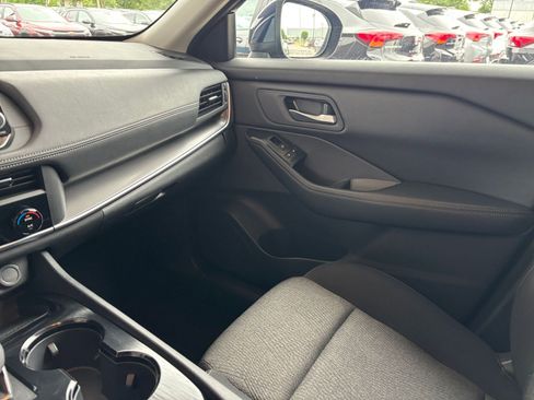 Used 2025 Nissan Rogue SV FWD image 37