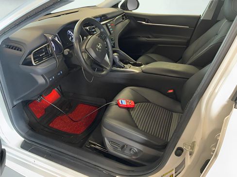 Used 2019 Toyota Camry SE FWD image 2