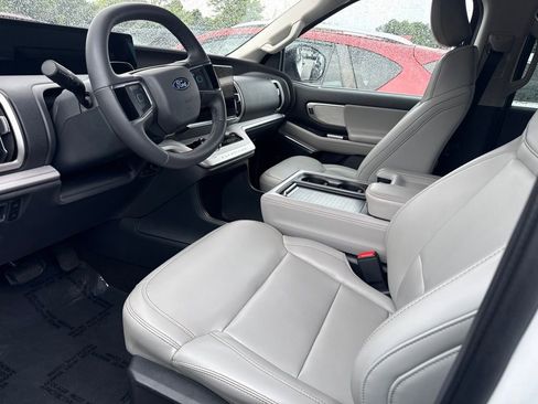 Used 2025 Ford Expedition Active RWD image 3
