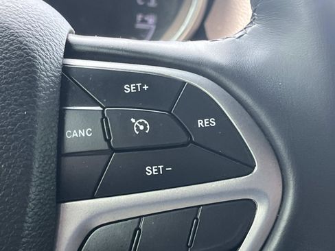 Used 2021 Jeep Grand Cherokee Laredo X AWD/4WD image 32