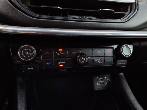 Used 2023 Jeep Compass Limited image 10