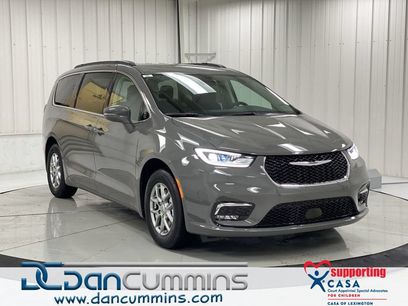 Used 2021 Chrysler Pacifica Touring w/ Uconnect Theater Family Group