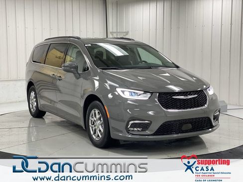Used 2021 Chrysler Pacifica Touring w/ Uconnect Theater Family Group FWD image 1