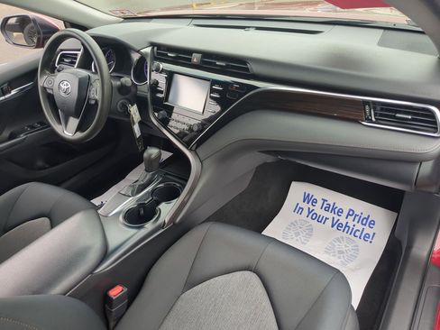 Used 2018 Toyota Camry LE FWD image 24