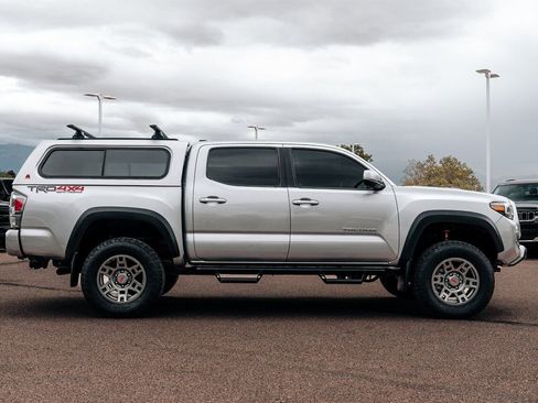 Used 2020 Toyota Tacoma TRD Off-Road w/ TRD Premium Off Road Package AWD/4WD image 8