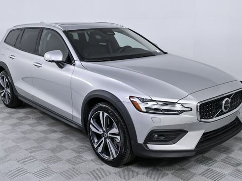 Certified 2025 Volvo V60 B5 Cross Country Plus image 27