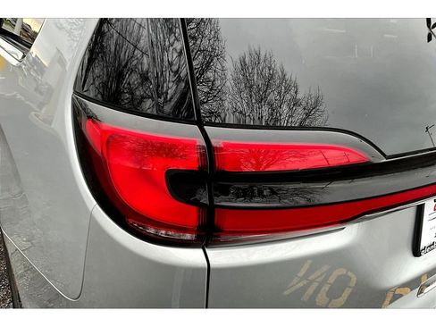 Certified 2024 Chrysler Pacifica Touring-L FWD image 36