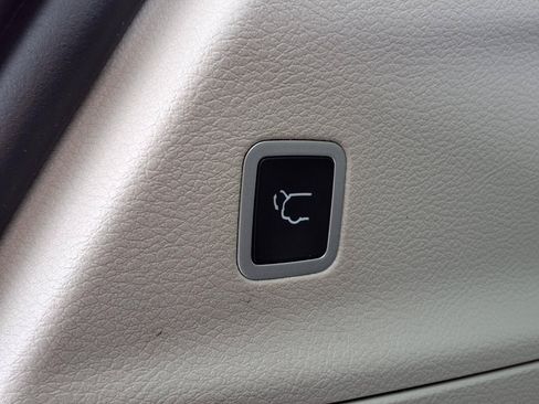 Used 2022 Chrysler Voyager LX FWD image 12