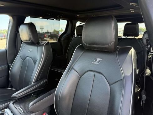 Used 2025 Chrysler Pacifica Limited FWD image 14