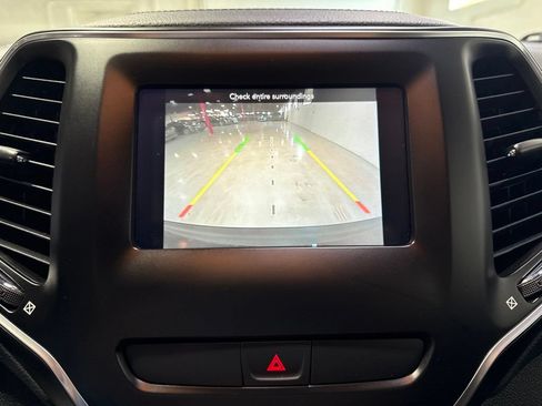 Used 2020 Jeep Cherokee Latitude AWD/4WD image 16